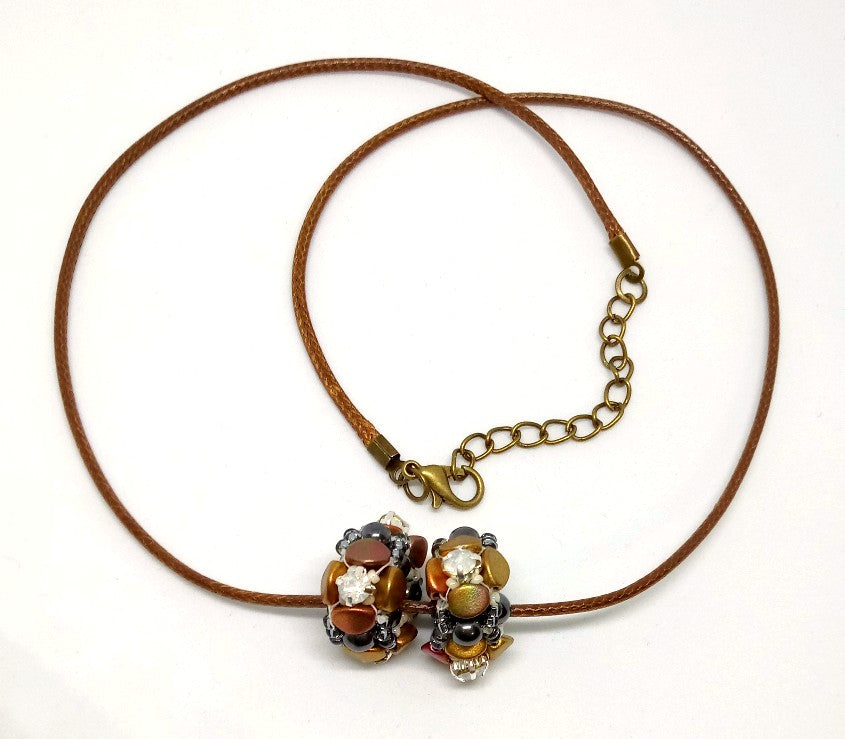 Trois Fleurs Beaded Bead Necklace